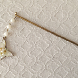 染め花を樹脂加工した小花と蝶のかんざし(ホワイト) 2枚目の画像