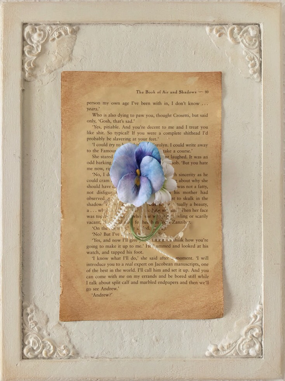 染め花のパンジーとデイジーのコサージュ(ライトブルー×ムラサキ&ホワイト×グリーン) 1枚目の画像