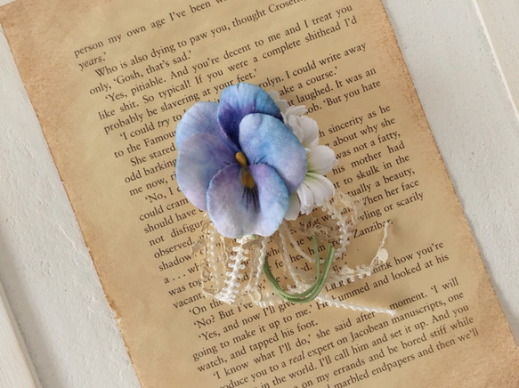 染め花のパンジーとデイジーのコサージュ(ライトブルー×ムラサキ&ホワイト×グリーン) 2枚目の画像