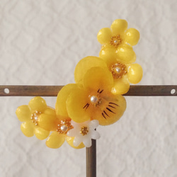 染め花を樹脂加工した小花の三日月型片耳イヤーカフ(ビオラ・イエロー) 1枚目の画像