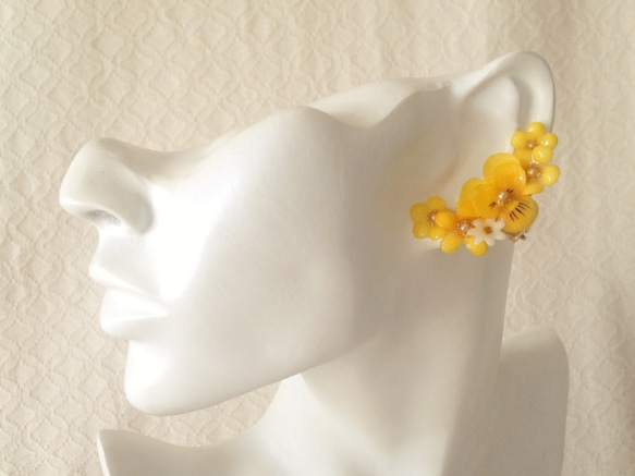 染め花を樹脂加工した小花の三日月型片耳イヤーカフ(ビオラ・イエロー) 2枚目の画像