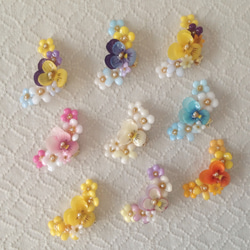染め花を樹脂加工した小花の三日月型片耳イヤーカフ(ビオラ・ターコイズブルー) 3枚目の画像