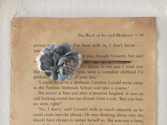 染め花のガーランド付きヘアピン(ブルーグレー) 2枚目の画像