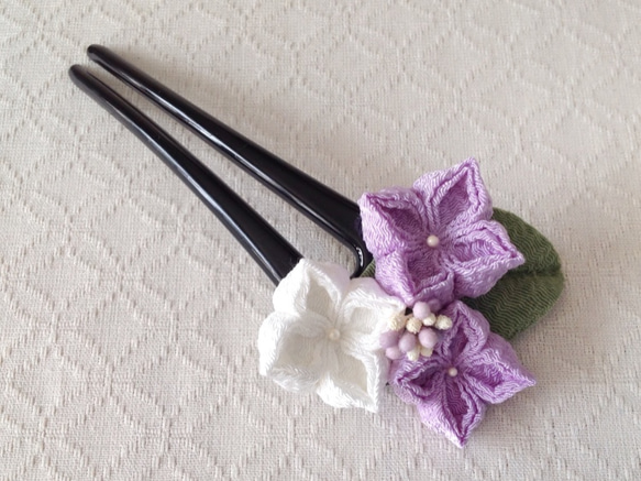 〈つまみ細工〉紫陽花のかんざし(三輪・藤色と白) 1枚目の画像
