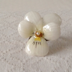 染め花を樹脂加工したビオラのリング(M・ホワイト) 1枚目の画像