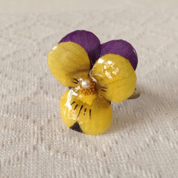 染め花を樹脂加工したビオラのリング(S・紫黄) 1枚目の画像
