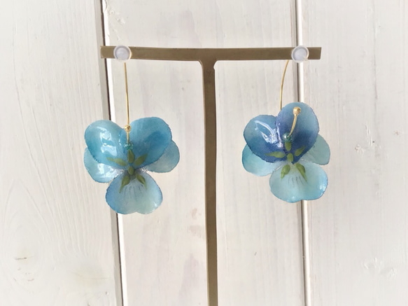 染め花を樹脂加工したビオラのフープピアス(M・ターコイズブルー) 3枚目の画像