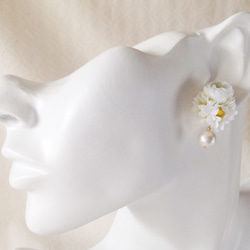 染め花とコットンパールのピアス(ホワイト×グリーン) 2枚目の画像
