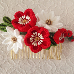 〈つまみ細工〉梅と小菊のコーム(赤と白) 1枚目の画像