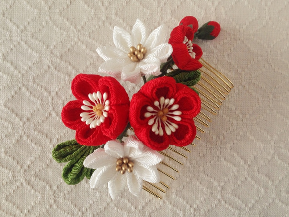 〈つまみ細工〉梅と小菊のコーム(赤と白) 2枚目の画像