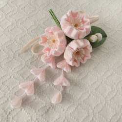 〈つまみ細工〉藤下がり付き桜三輪とベルベットリボンの髪飾り(淡桜) 1枚目の画像