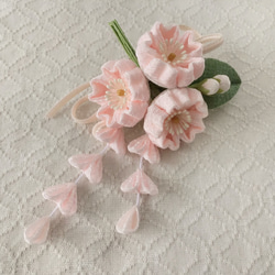 スエード×スワロフスキー　さくら色　　くすみカラー　お花のバナナクリップ 桜（さくら） ヘアクリップ・バナナクリップ の人気通販｜Creema