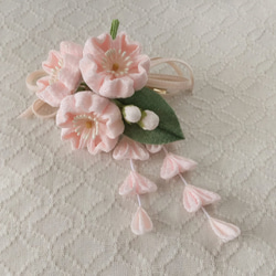 〈つまみ細工〉藤下がり付き桜三輪とベルベットリボンの髪飾り(淡桜) 2枚目の画像