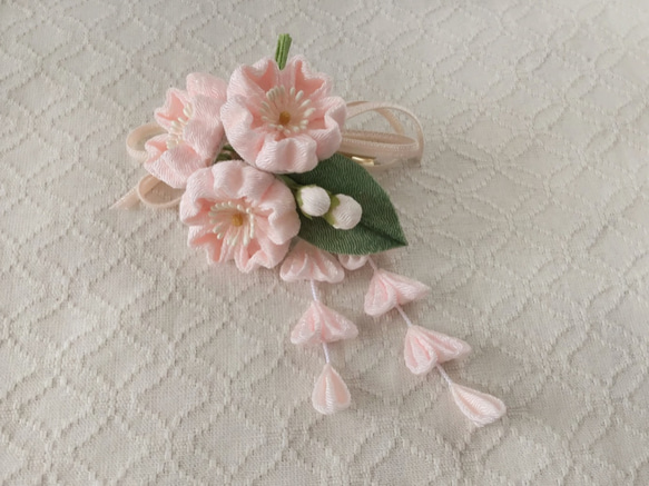 〈つまみ細工〉藤下がり付き桜三輪とベルベットリボンの髪飾り(淡桜) 2枚目の画像