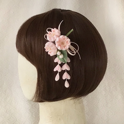 〈つまみ細工〉藤下がり付き桜三輪とベルベットリボンの髪飾り(淡桜) 3枚目の画像