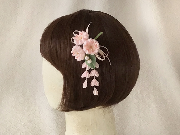 〈つまみ細工〉藤下がり付き桜三輪とベルベットリボンの髪飾り(淡桜) 3枚目の画像