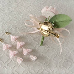 〈つまみ細工〉藤下がり付き桜三輪とベルベットリボンの髪飾り(淡桜) 4枚目の画像