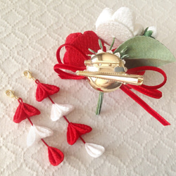 〈つまみ細工〉藤下がり付き椿三輪とベルベットリボンの髪飾り(赤と白) 4枚目の画像