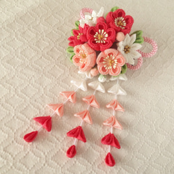 つまみ細工〉藤下がり付き梅と小菊と江戸打ち紐の髪飾り(白とサンゴと