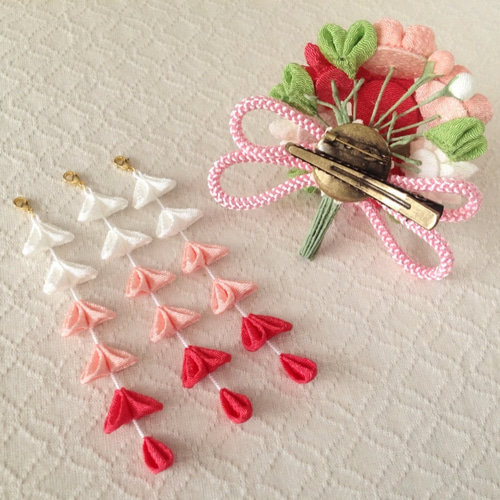 つまみ細工〉藤下がり付き梅と小菊と江戸打ち紐の髪飾り(白とサンゴと