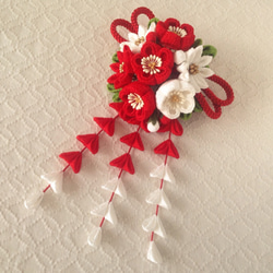 〈つまみ細工〉藤下がり付き梅と小菊と江戸打ち紐の髪飾り(赤と白) 1枚目の画像