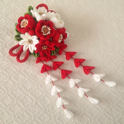 〈つまみ細工〉藤下がり付き梅と小菊と江戸打ち紐の髪飾り(赤と白) 2枚目の画像