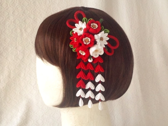 〈つまみ細工〉藤下がり付き梅と小菊と江戸打ち紐の髪飾り(赤と白) 3枚目の画像
