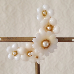 染め花を樹脂加工した小花の三日月型片耳イヤーカフ(ホワイト) 1枚目の画像