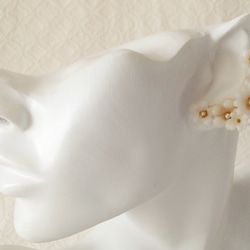 染め花を樹脂加工した小花の三日月型片耳イヤーカフ(ホワイト) 2枚目の画像