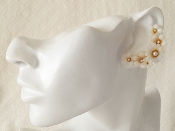 染め花を樹脂加工した小花の三日月型片耳イヤーカフ(ホワイト) 2枚目の画像