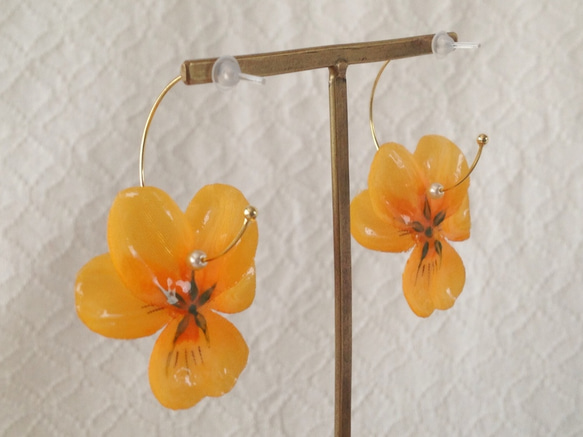 染め花を樹脂加工したビオラのフープピアス(M・オレンジ) 2枚目の画像