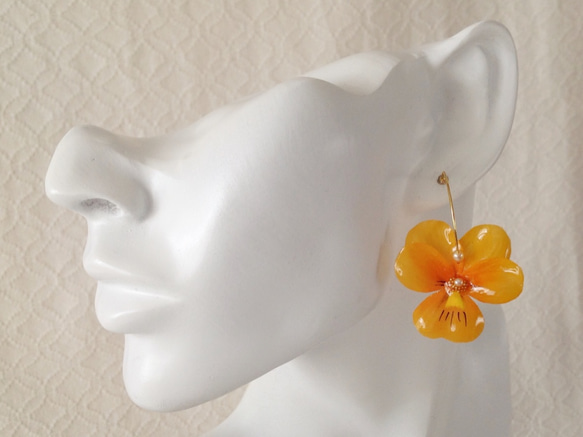 染め花を樹脂加工したビオラのフープピアス(M・オレンジ) 3枚目の画像
