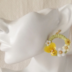 染め花を樹脂加工したビオラと小花のリースイヤリング(M・グリーン・イエロー) 2枚目の画像