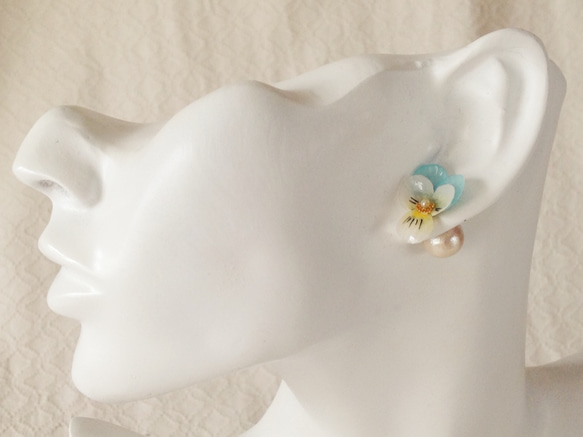 染め花を樹脂加工したビオラピアス・コットンパールキャッチ( SS・水色&オフホワイト) 1枚目の画像