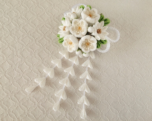 つまみ細工の髪飾り 小梅 下がり付き 卵色 つまみ細工の髪飾り 小梅 下がり付き 卵色