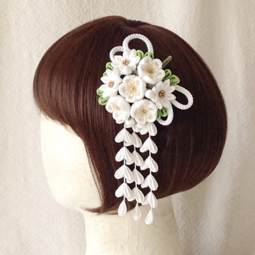 つまみ細工〉藤下がり付き梅と小菊と江戸打ち紐の髪飾り(白) ヘア