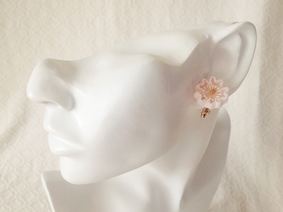 〈つまみ細工〉桜のイヤリング(淡桜) 2枚目の画像