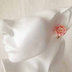 〈つまみ細工〉桜のイヤリング(サーモンピンク) 2枚目の画像