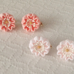 〈つまみ細工〉桜のイヤリング(サーモンピンク) 3枚目の画像
