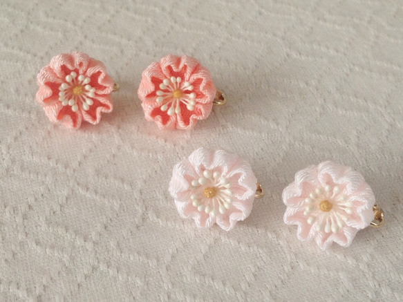 〈つまみ細工〉桜のイヤリング(サーモンピンク) 3枚目の画像