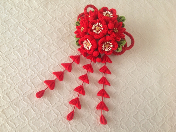 〈つまみ細工〉藤下がり付き梅と小菊と江戸打ち紐の髪飾り(赤) 1枚目の画像