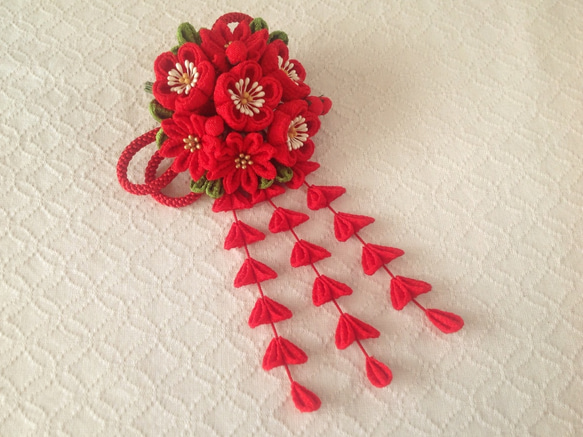 〈つまみ細工〉藤下がり付き梅と小菊と江戸打ち紐の髪飾り(赤) 2枚目の画像