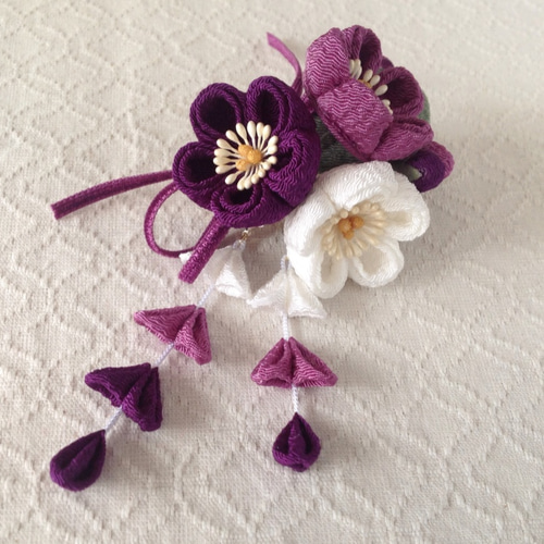 つまみ細工〉藤下がり付き梅三輪とベルベットリボンの髪飾り(白と若紫