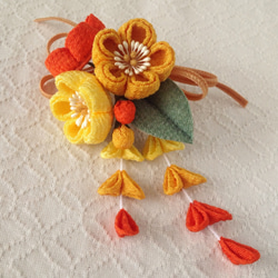 〈つまみ細工〉藤下がり付き梅三輪とベルベットリボンの髪飾り(レモンと山吹と橙) 2枚目の画像