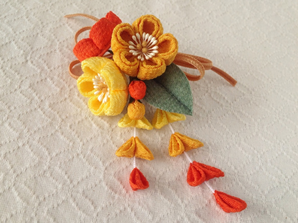 〈つまみ細工〉藤下がり付き梅三輪とベルベットリボンの髪飾り(レモンと山吹と橙) 2枚目の画像