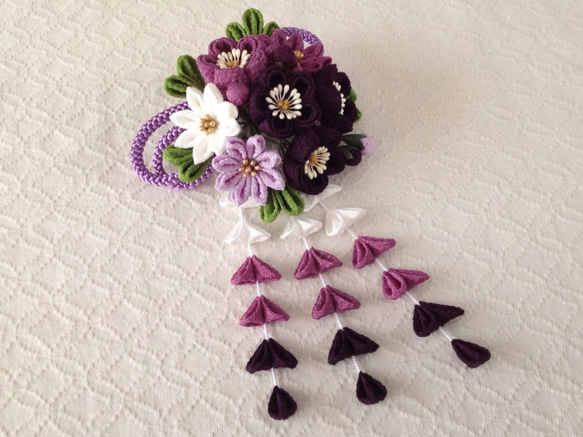 〈つまみ細工〉藤下がり付き梅と小菊と江戸打ち紐の髪飾り(深紫と若紫と藤色と白) 2枚目の画像