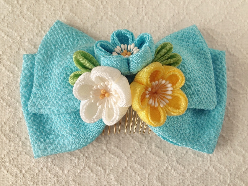 〈つまみ細工〉ちりめんリボンと梅三輪のコーム(空色)        Ω