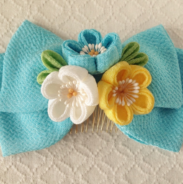 〈つまみ細工〉ちりめんリボンと梅三輪のコーム(空色)        Ω 人気・おすすめ｜使いやすい・旅行におすすめ 品質保証 全国発送 在庫限り