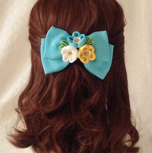 〈つまみ細工〉ちりめんリボンと梅三輪のコーム(空色)        Ω 人気・おすすめ｜使いやすい・旅行におすすめ 品質保証 全国発送 在庫限り