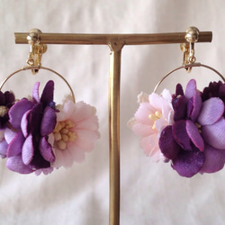 染め花の小さなフープイヤリング(ピンク&ムラサキ） 1枚目の画像